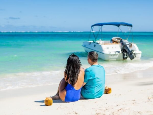 Saona Island Snorkeling, Catamaran and Lunch on the Beach